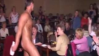 Joven baila desnudo en club de mujeres