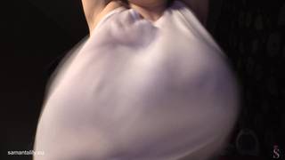 Samanta Lily moja sus enormes senos con mucho palcer Samanta Lily moja sus enormes senos con mucho palcer