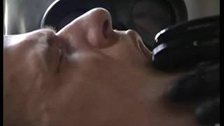 Thom Barron follado por un soldado de uniforme