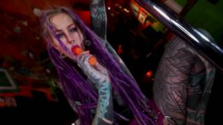 Anuskatzz nos impacta con sus tatuajes y su masturbación