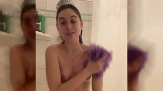 Riley Reid desnuda en la ducha y toda enjabonada
