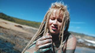 Anuskatzz encuentra un gallo negro junto al mar