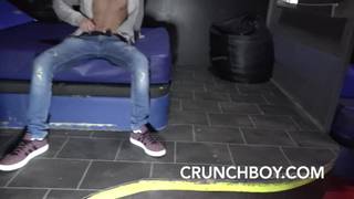 Chicos crujientes a los que les gusta chupar y tragar semen Chicos crujientes a los que les gusta chupar y tragar semen