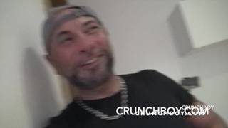 Chicos sexy disfrutando de sexo a pelo en el sofá