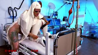 La atan a la cama y la torturan de placer con un vibrador