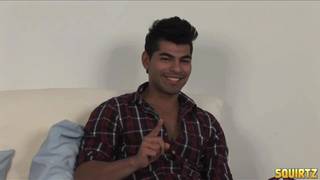 Danny Camacho chorreando su semen sobre sí mismo