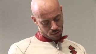 Un motero cachondo le rompe el culito a la DILF