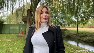 Guapa francesa grita como una loca al estilo perrito