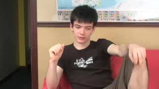 El joven gay Ash tiene el pene duro como una roca