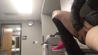 Gordita se masturba en la oficina
