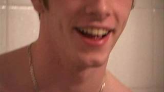 Joven gay Thomas agarrando su polla para nosotros