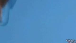 Tres viejos gays hacen un trío en el sofá