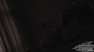 Rubia joven que siempre está ansiosa de divertirse en solitario