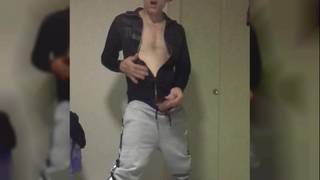 Sexy Max se masturba y eyacula para ti