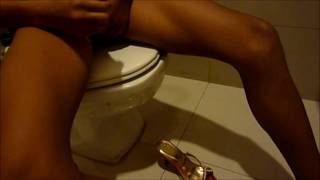 Ella está en el baño masturbando su polla transexual