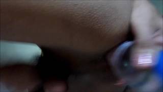 Kam metiéndose una botella en el culo y pajeándose