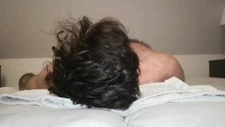 El coño de la mujer se chorrea sobre su hombre El coño de la mujer se chorrea sobre su hombre