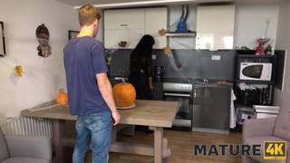 Una anciana pilla a un joven follando con una calabaza Una anciana pilla a un joven follando con una calabaza