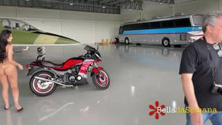 Bianca Grellert desnuda sobre una moto Bianca Grellert desnuda sobre una moto