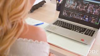 Pillan a Natasha viendo porno en la oficina y le gusta mucho
