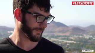 Logan Long en un trío con dos perras asiáticas