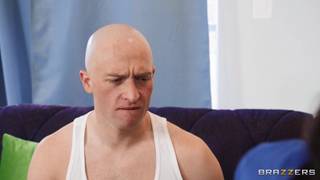 La enfermera sentirá la polla de un paciente en su coño