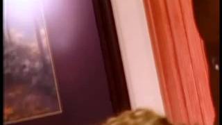 Esta rubia transexual se folla a este tío duro en su agujero