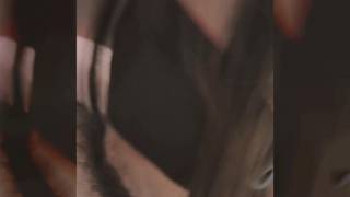 Transexual con los ojos vendados chupando una polla