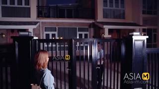 Chica asiática va a un hotel para un encuentro sexual