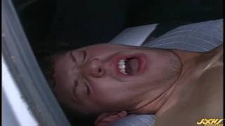 Gay haciendo soodmía en la parte de atrás del coche