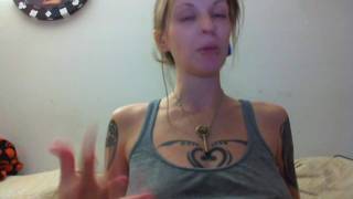 Una mujer tatuada y embazarada mostrándose desnuda en la web de sexo