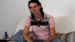 El joven moreno sacude su gran polla