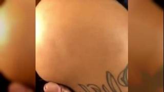 Una puta morena recibe una corrida en sus grandes tetas Una puta morena recibe una corrida en sus grandes tetas