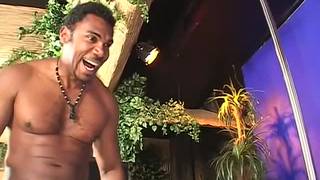 La puta europea Lucy se entrena sexualmente con un negro