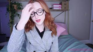 Una pelirroja con un coño peludo ofrece un espectáculo genial