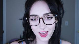 Guapa, joven y berreta chupando una polla