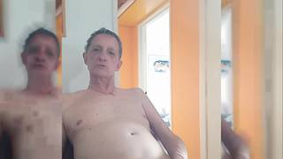 El abuelo ha decidido hacerse la paja por primera vez en cámara