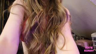 Chica en lencería rosa y hacendo una mamada sexy