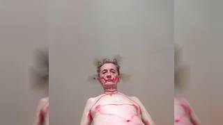 Viejo gay que se pinta de rojo y baila