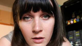 Hermoso trans masturbando su polla con un juguete especial