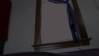 Una morena trans se sienta sobre un consolador con el culo apretado