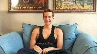 Ezequelle se masturba y se ducha