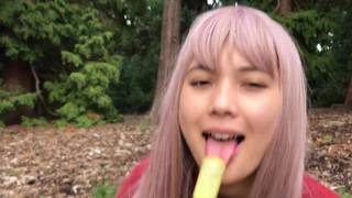 Una morena y una rubia se masturban al aire libre Una morena y una rubia se masturban al aire libre