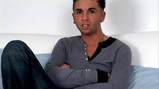 Mateo se masturba la polla sólo para ti