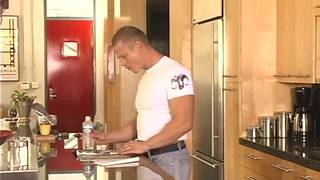 Jonas es un chico gay caliente que se masturba