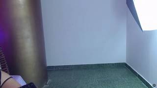 Esta preciosa morena se desnuda y disfruta en la webcam