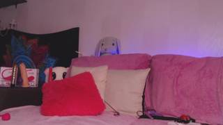 Chica tatuada nos enseña su coño jugoso