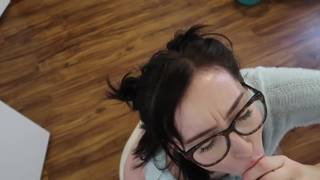 Chica caliente hace una mamada amateur con pasión