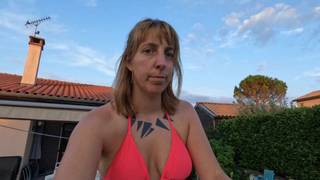 Una pareja francesa nada desnuda en su piscina Una pareja francesa nada desnuda en su piscina