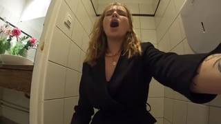 Una pareja francesa folla en el coche tras una noche de fiesta